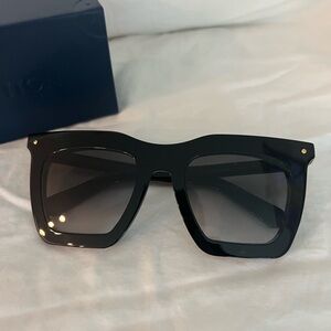 Lous Vuitton Blavk LeGrande Bellaza never worn condition sunglasses.